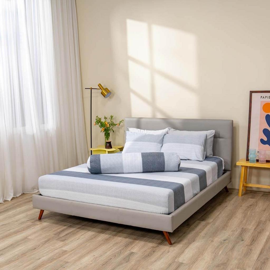 Close-up: bề mặt vải Tencel Poly, thể hiện độ mịn và mật độ dệt cao.