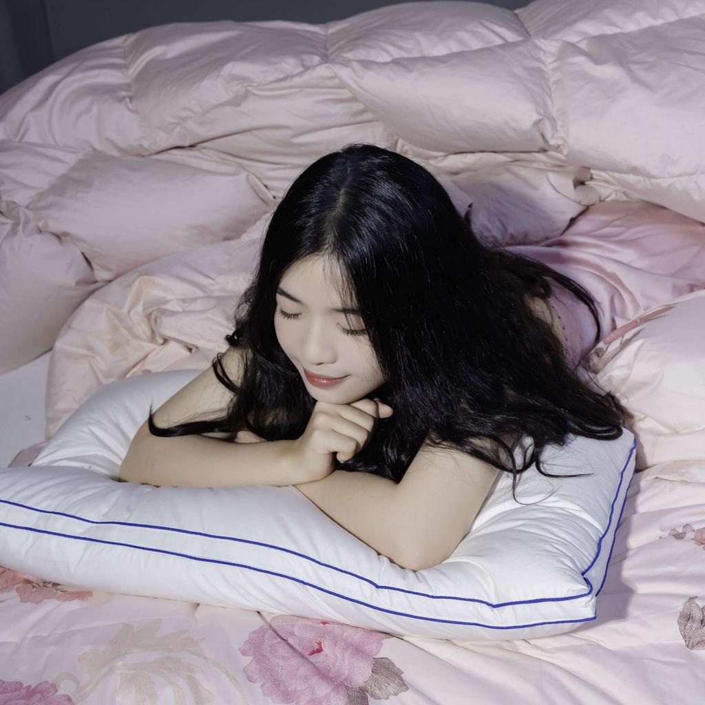 Vỏ Cotton Downproof 2 lớp — ngăn thoát lông, bề mặt mịn màng.