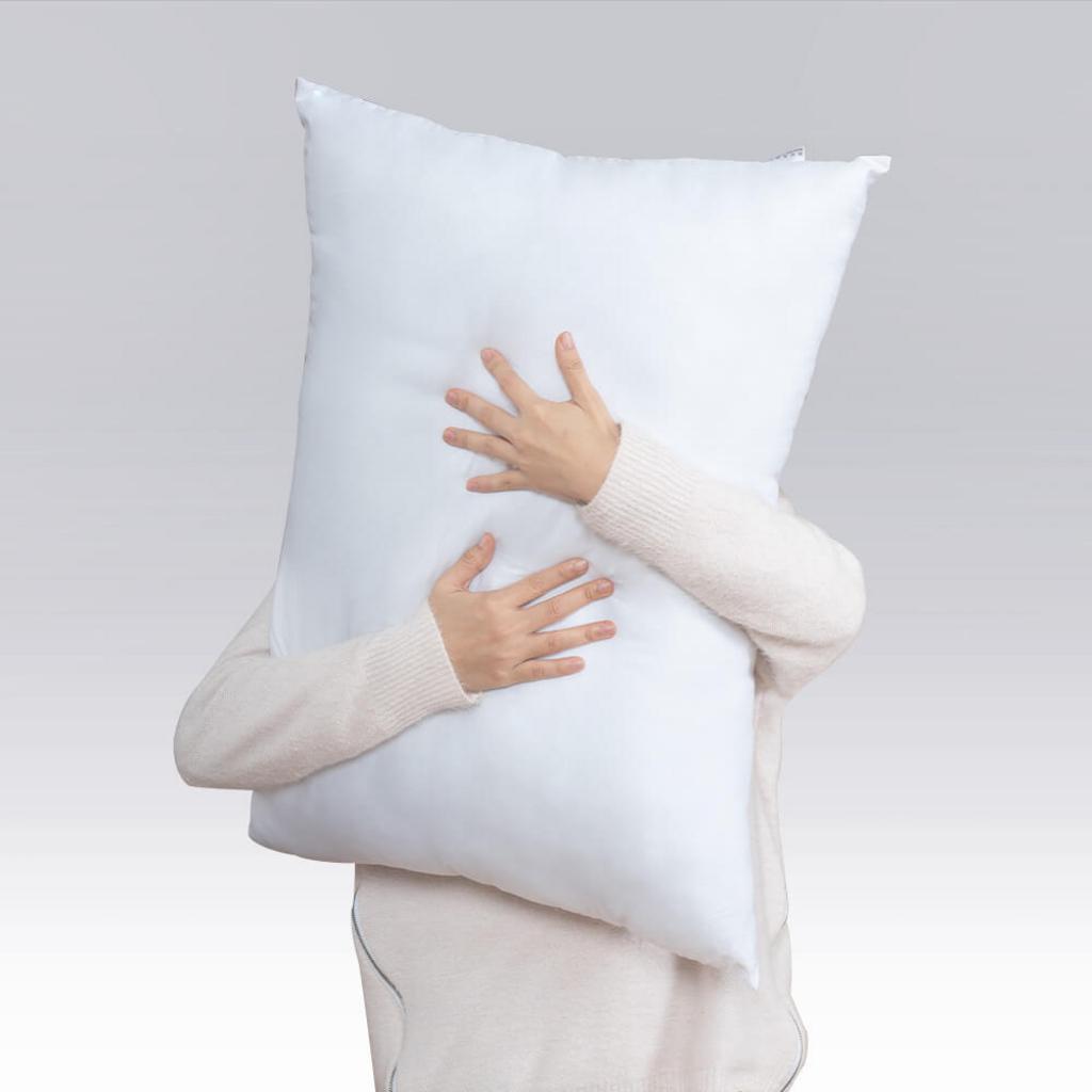 Vỏ Microfiber siêu mịn — thân thiện với da và dễ vệ sinh.