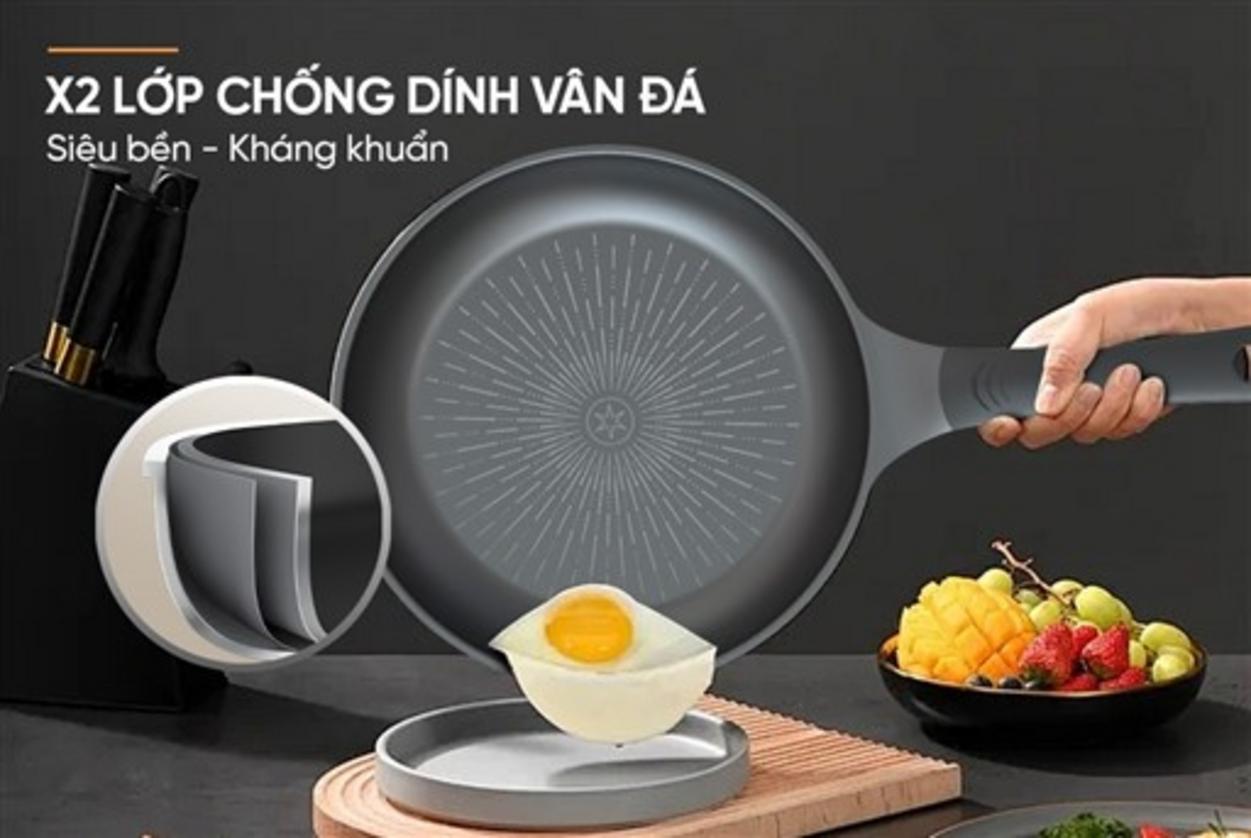 Lớp chống dính 2 lớp (không PFOA) — nấu ít dầu, lau sạch dễ dàng.