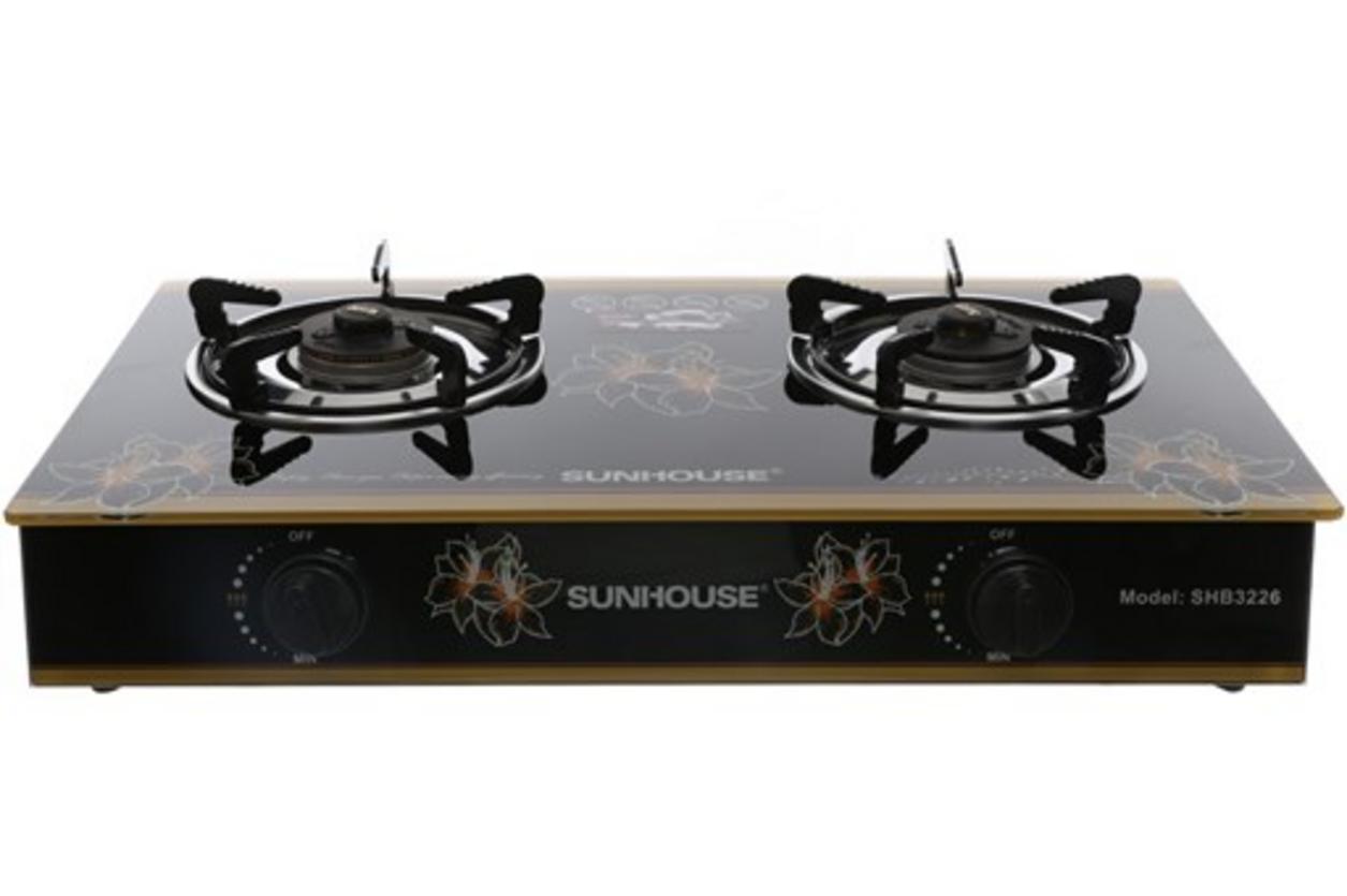 BẾP GAS DƯƠNG KÍNH SUNHOUSE SHB3226 — mặt kính 7mm, đầu đốt đồng thau, kiềng tráng men.