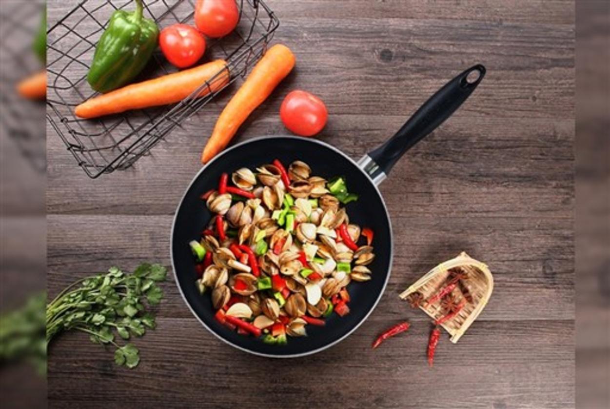 Nhôm tấm dày ~2.4 mm dẫn nhiệt nhanh, tỏa đều — nấu nhanh, ít điểm cháy.