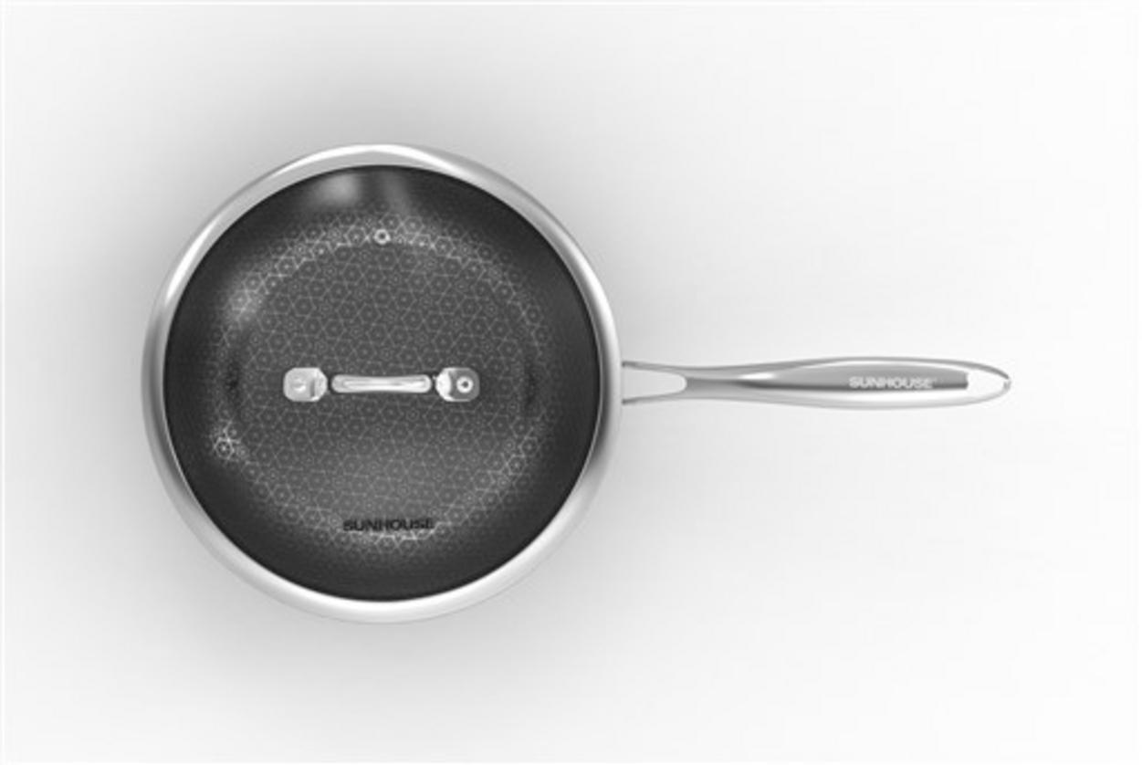 Đáy liền 3 lớp dày 2 mm — tản nhiệt đều, phù hợp bếp từ.