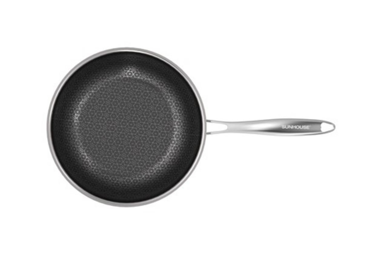 Đáy từ 100% và tay cầm inox đúc — dùng bếp từ và an toàn.