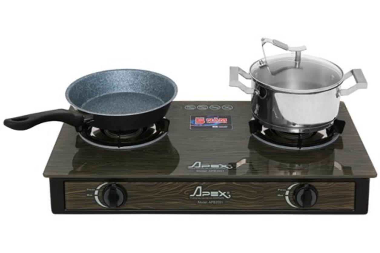 BẾP GAS DƯƠNG KÍNH APEX APB3551 — Bề mặt kính nâu vân gỗ, 2 lò nấu, phong cách gia đình hiện đại.