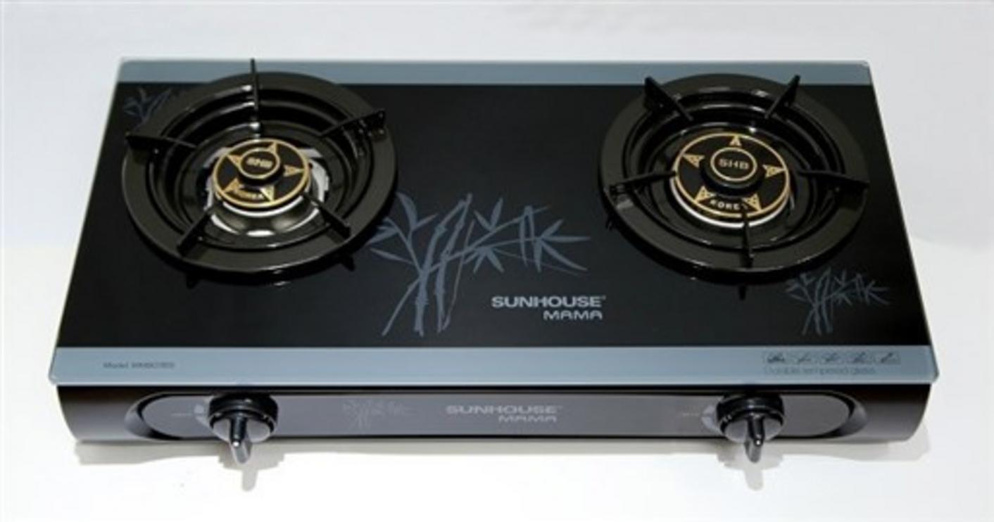 Hero image: Bếp gas dương kính Sunhouse Mama MMB0781S đặt trên quầy bếp hiện đại.