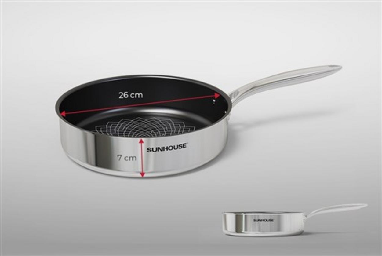 Chảo STI26M 26cm: nhìn gần lớp phủ ILAG Ultra Titanium và thân inox sáng bóng (ảnh hero).
