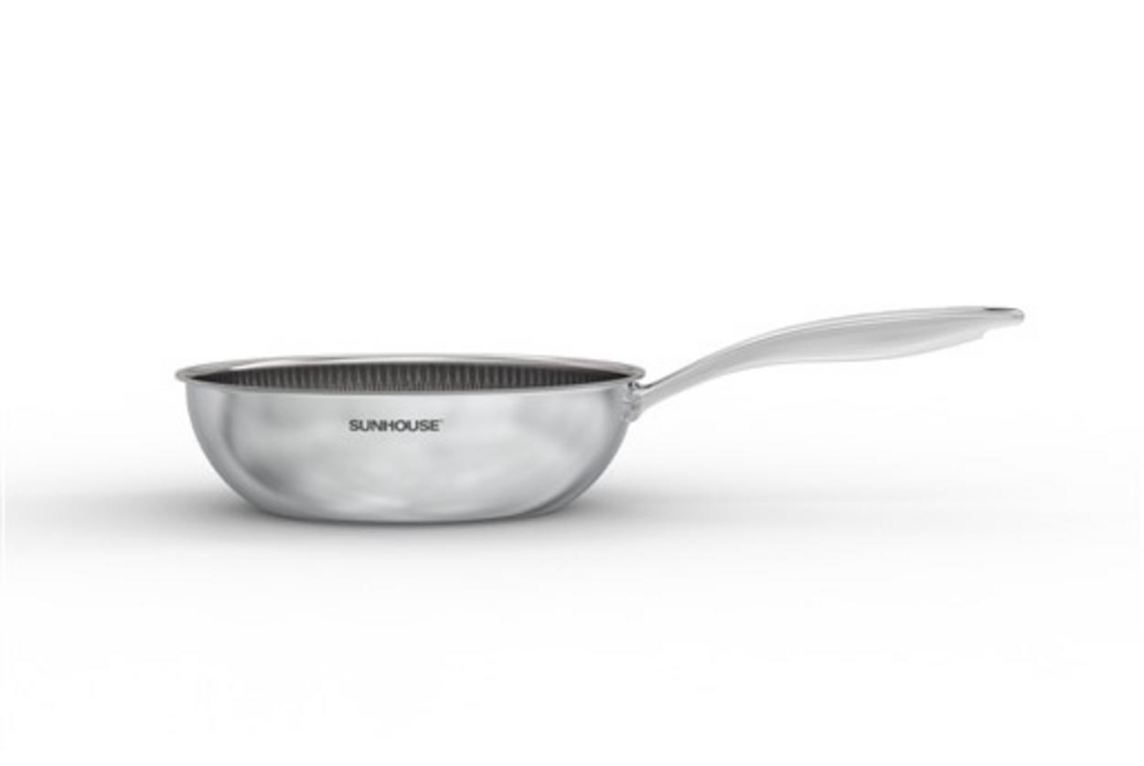 Chảo Sunhouse IN28M8: lòng sâu 28cm, chống dính Hybrid, đáy từ tương thích bếp từ.