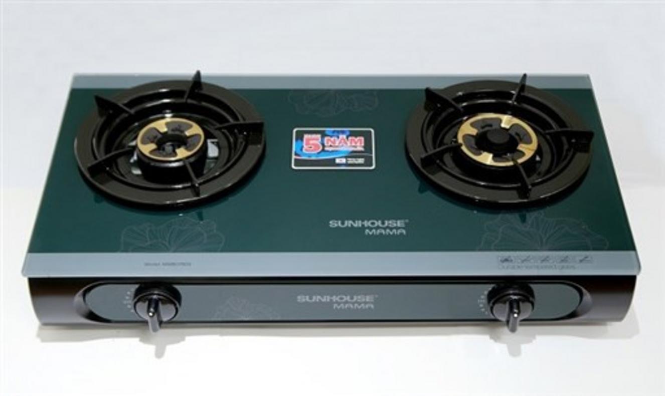 BẾP GAS DƯƠNG KÍNH SUNHOUSE MAMA MMB0780S trên bếp thực tế — mặt kính bóng, thiết kế gọn.