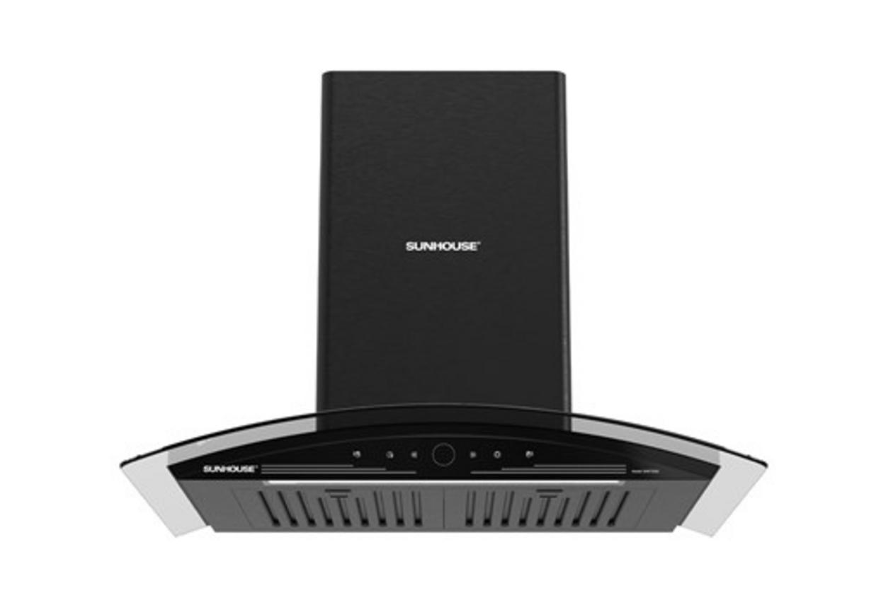 Máy hút mùi kính cong Sunhouse SHB72062 lắp đặt trong bếp gia đình hiện đại.