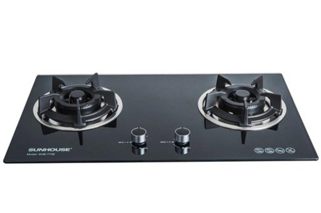 Bếp gas âm kính SUNHOUSE SHB7736 lắp âm trên mặt đá — sang trọng, dễ vệ sinh.