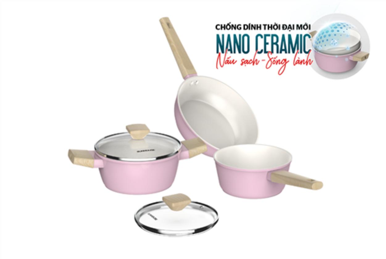 Bộ nồi Sunhouse SHG7979MP3: Nano Ceramic, đáy từ Inox 430, vung kính bo viền inox.