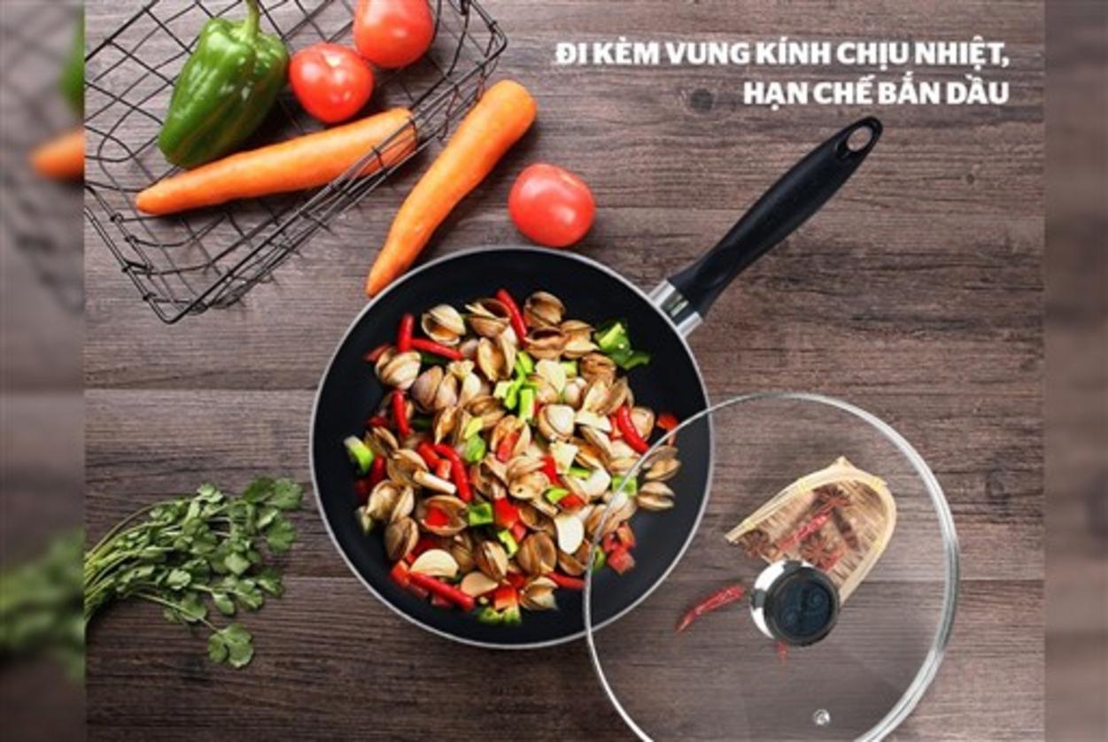 Lòng sâu ~8.2cm phù hợp chiên nguyên con và xào lượng lớn.