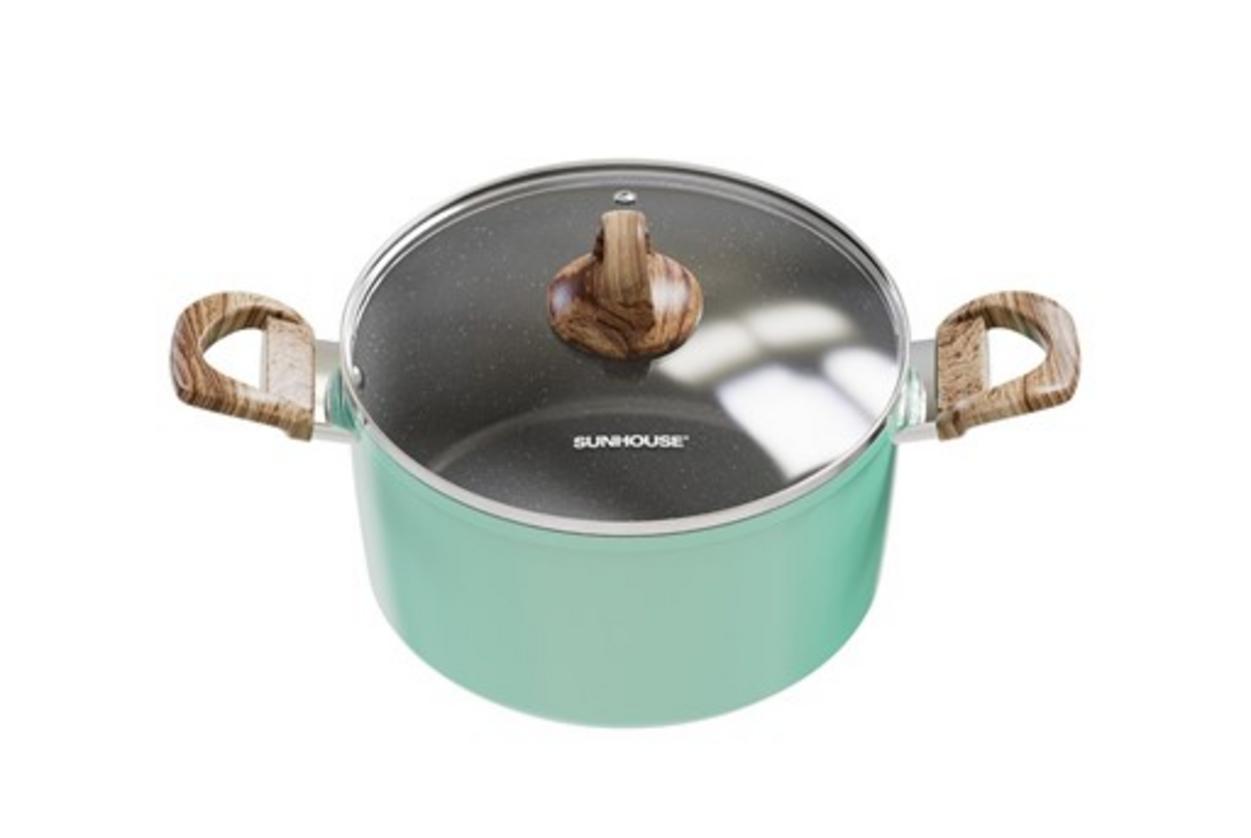 Cận cảnh lớp chống dính vân đá — lau sạch chỉ trong vài giây.