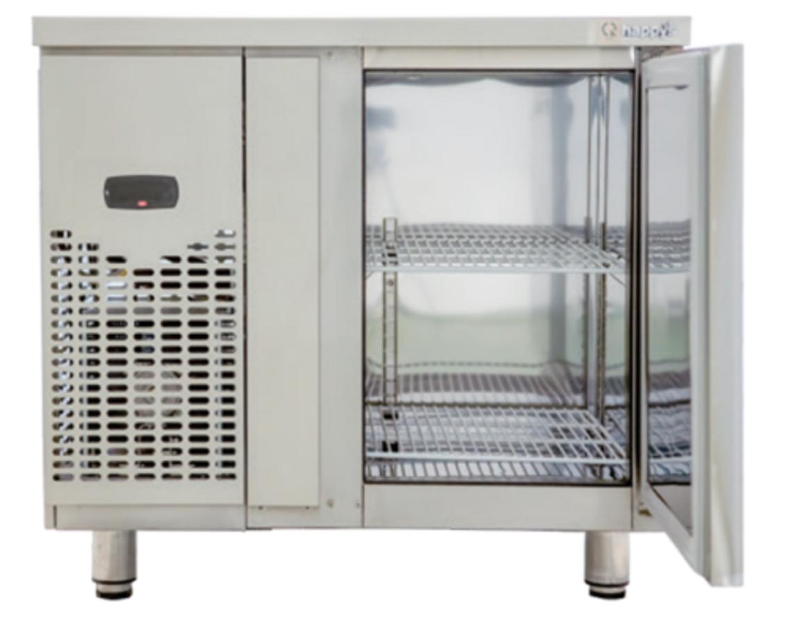 Mặt bàn inox bền, dễ vệ sinh — sơ chế ngay tại chỗ.