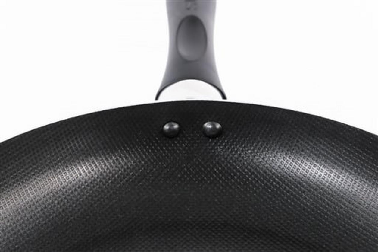 Nhôm dày 2.4mm giúp tỏa nhiệt đều — nấu nhanh, tiết kiệm gas.