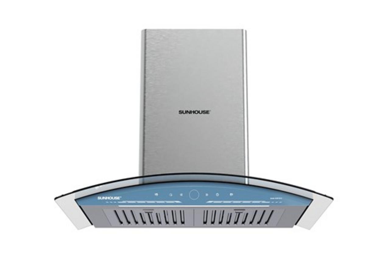 Máy hút mùi kính cong Sunhouse SHB72012 lắp thực tế trong bếp hiện đại.