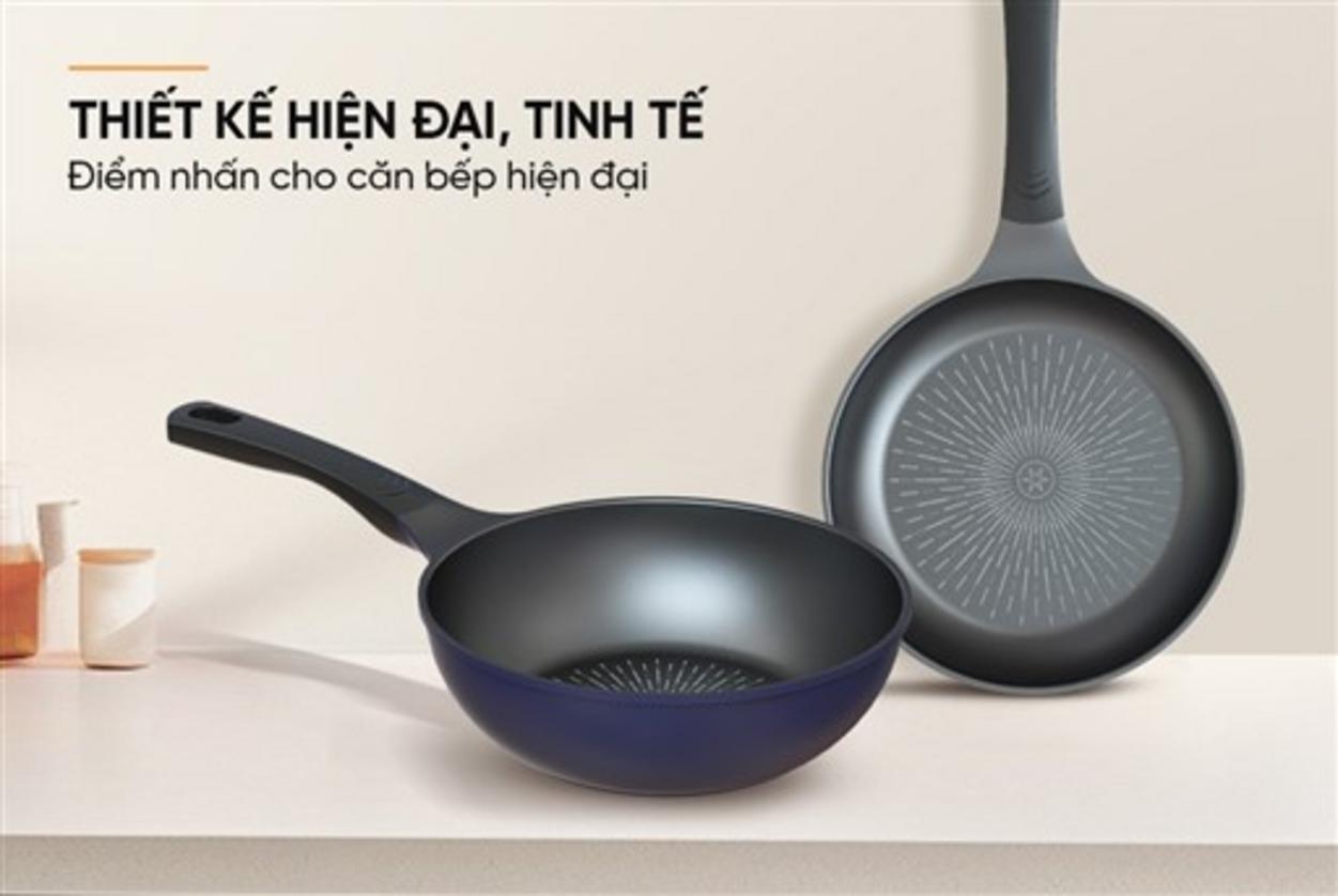 Tay cầm Bakelite chịu nhiệt; đáy không từ — phù hợp bếp gas/hồng ngoại.