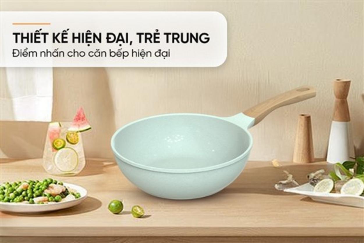 Tay cầm Bakelite phủ vân gỗ — cầm chắc, an toàn khi nấu.