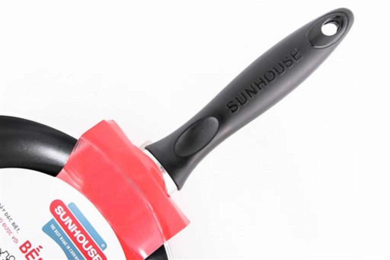 Tay cầm nhựa chịu nhiệt — an toàn, cầm chắc và dễ treo gọn.