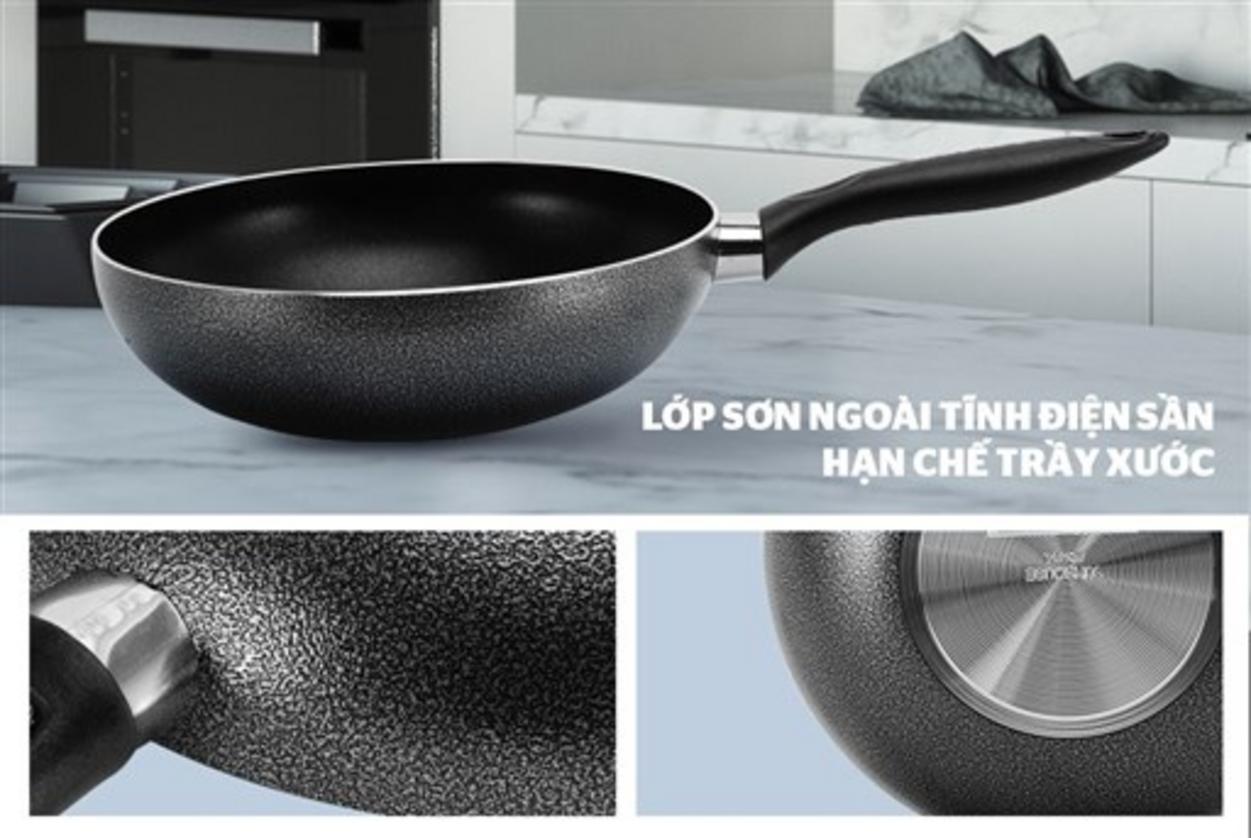 Tay cầm nhựa cách nhiệt và đinh tán chắc — an toàn khi sử dụng.