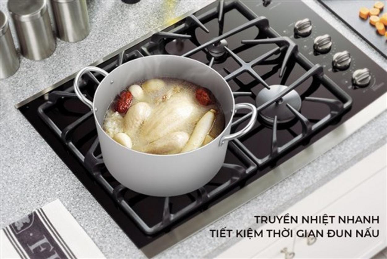 Quai và núm nhôm tán đinh — chắc chắn khi nâng nồi đầy.