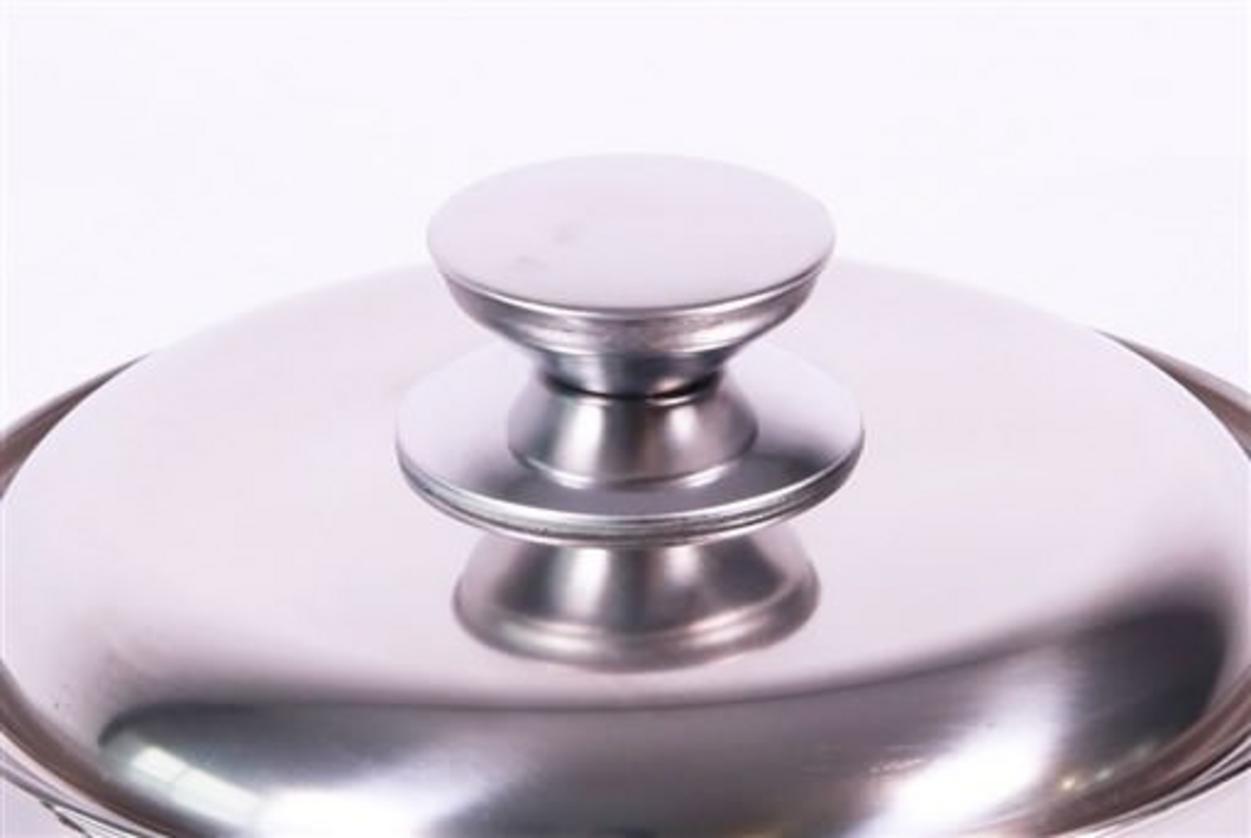 Vung có lỗ thoát hơi và quai inox tán đinh chắc chắn, thao tác an toàn.