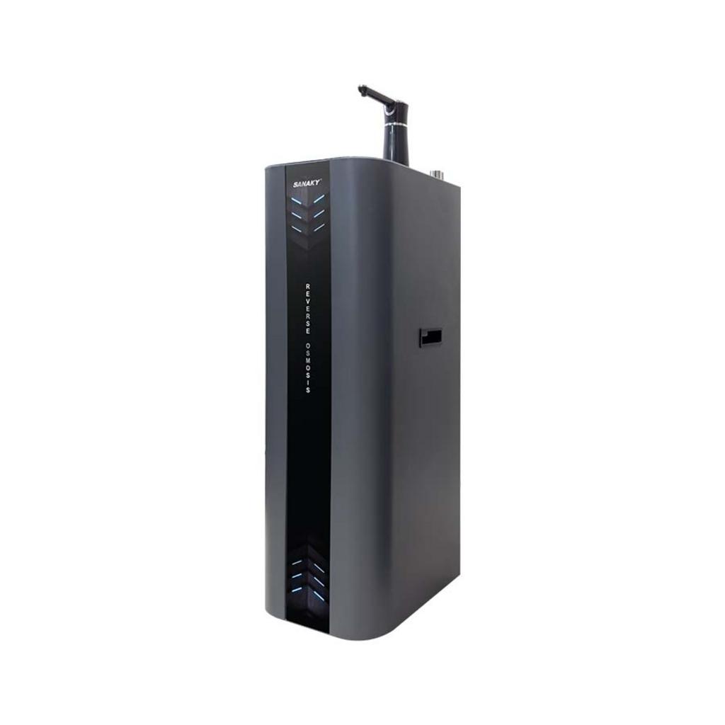 Hệ 11 lõi lọc đa tầng của TN2311B - mô phỏng cấu tạo lõi lọc trong tủ đứng Biden style image prompt: close-up of filter cartridges with labels and arrows showing flow direction, clean white background, soft shadows, high-detail, 3:4 aspect ratio, studio lighting.