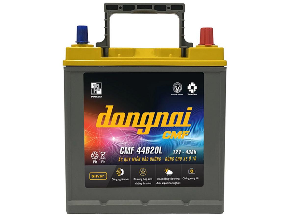 Ắc quy CMF 44B20L DN — nhìn tổng quan và khi lắp trên xe cỡ nhỏ.