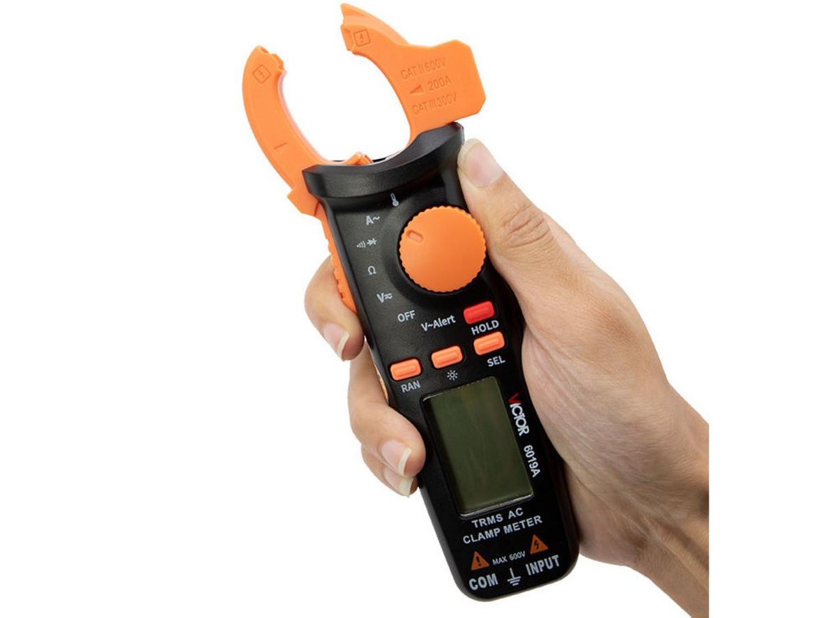 NCV và tiêu chuẩn CAT bảo vệ kỹ thuật viên khi thao tác.