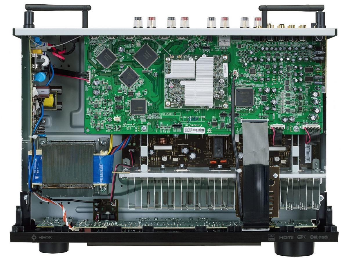 Công suất 100W x2 và mạch Class AB cho âm chắc chắn.