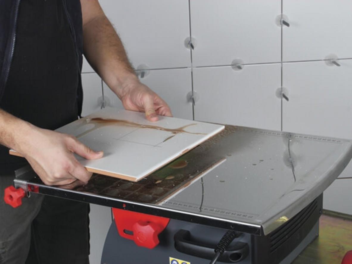 Bàn inox và khay nước của máy, minh họa tính năng chống gỉ và làm mát.
