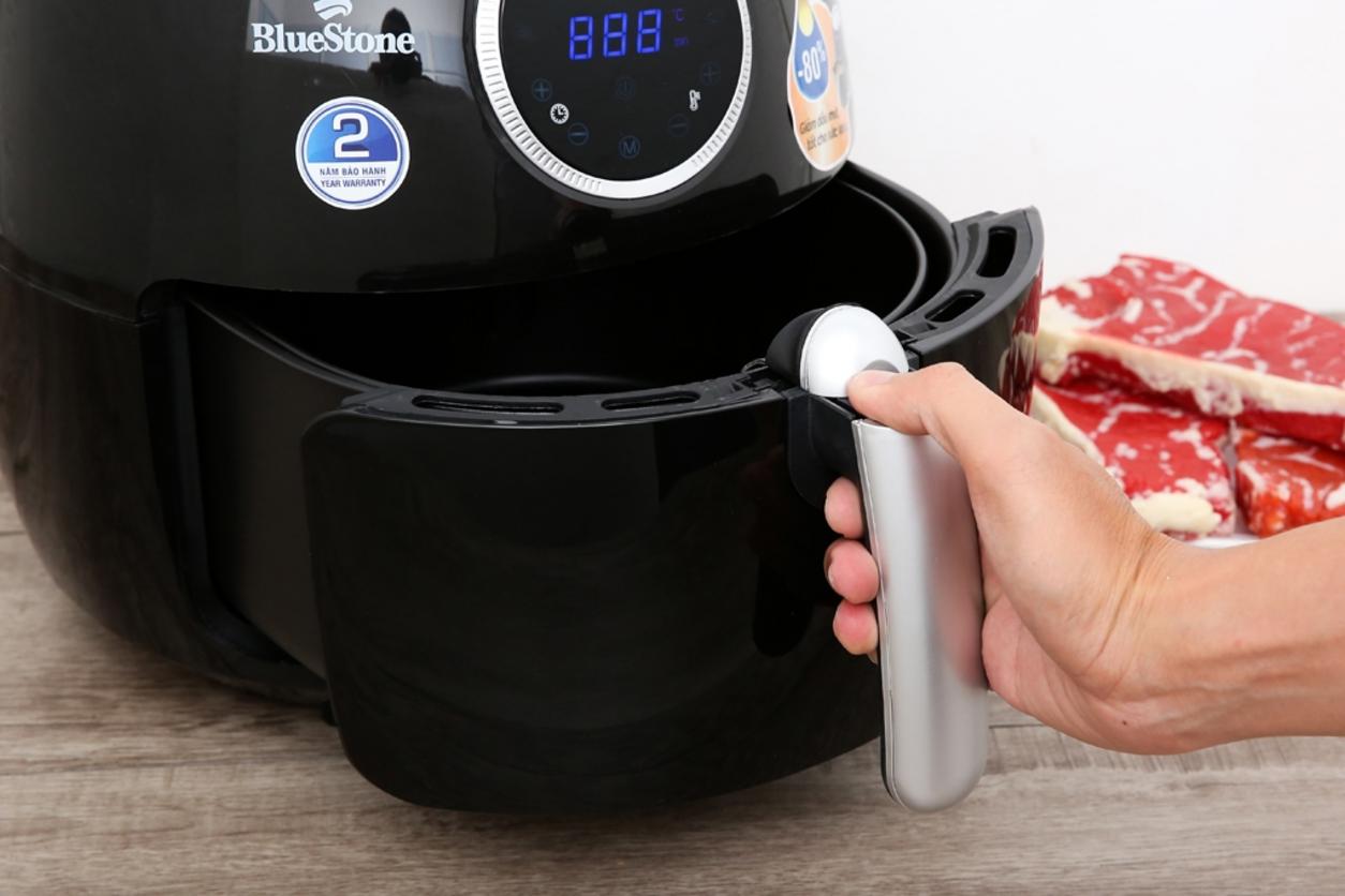 Bảng điều khiển LCD với các chế độ nấu sẵn.