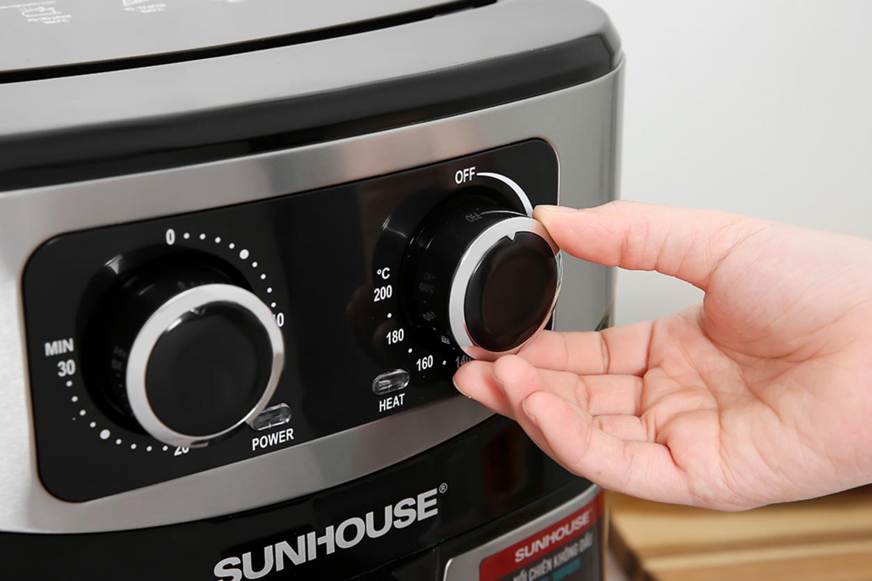 Lòng nồi Whitford và mặt inox 304 dễ vệ sinh và bền bỉ.