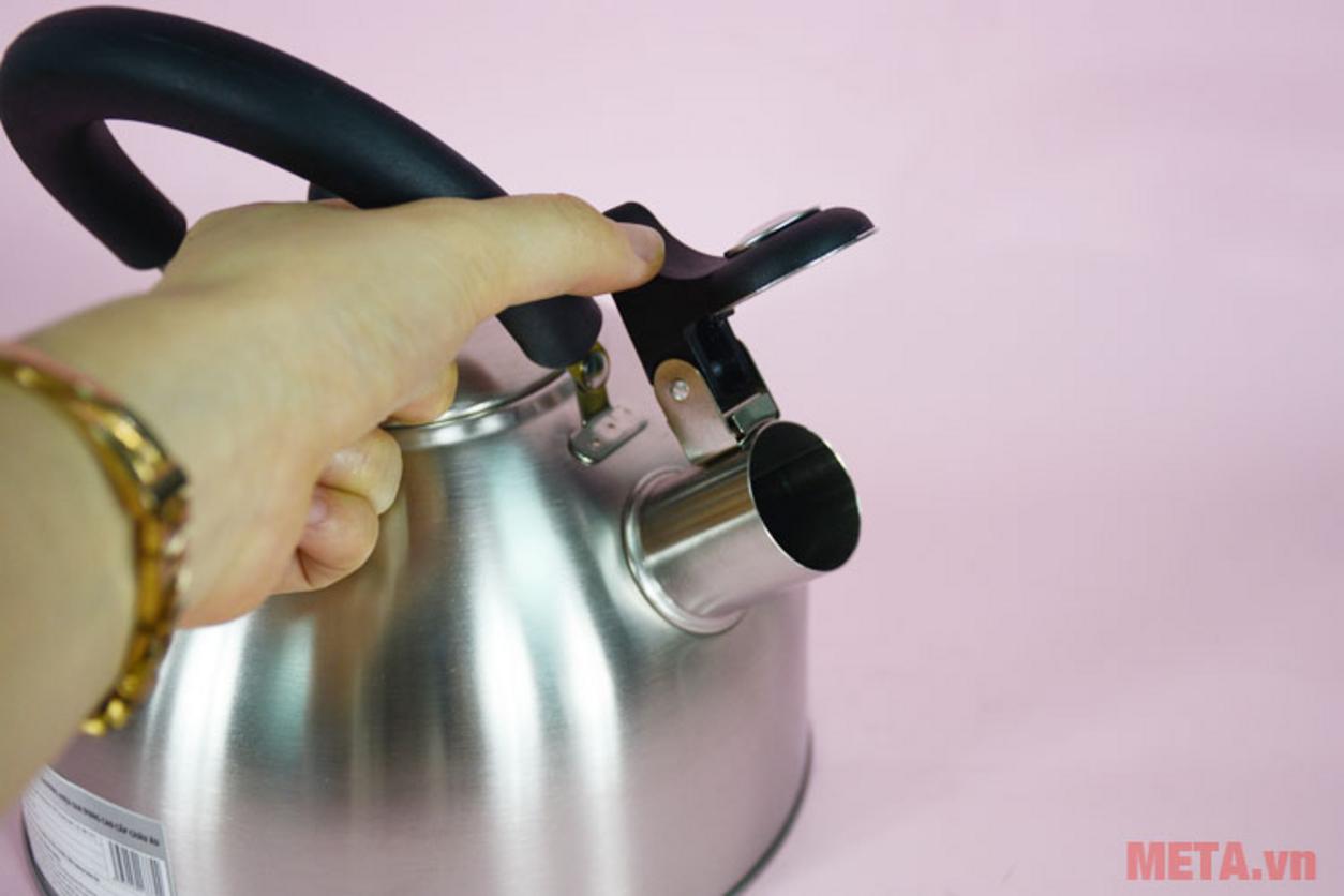 Còi báo sôi và quai cách nhiệt cho trải nghiệm an toàn.