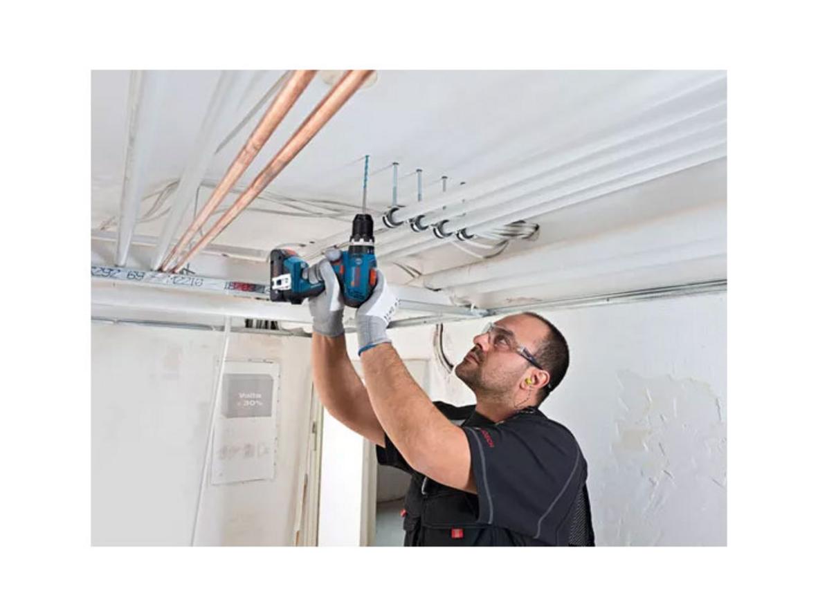 Chiều dài đầu 175 mm và trọng lượng nhẹ giúp thao tác trong không gian chật