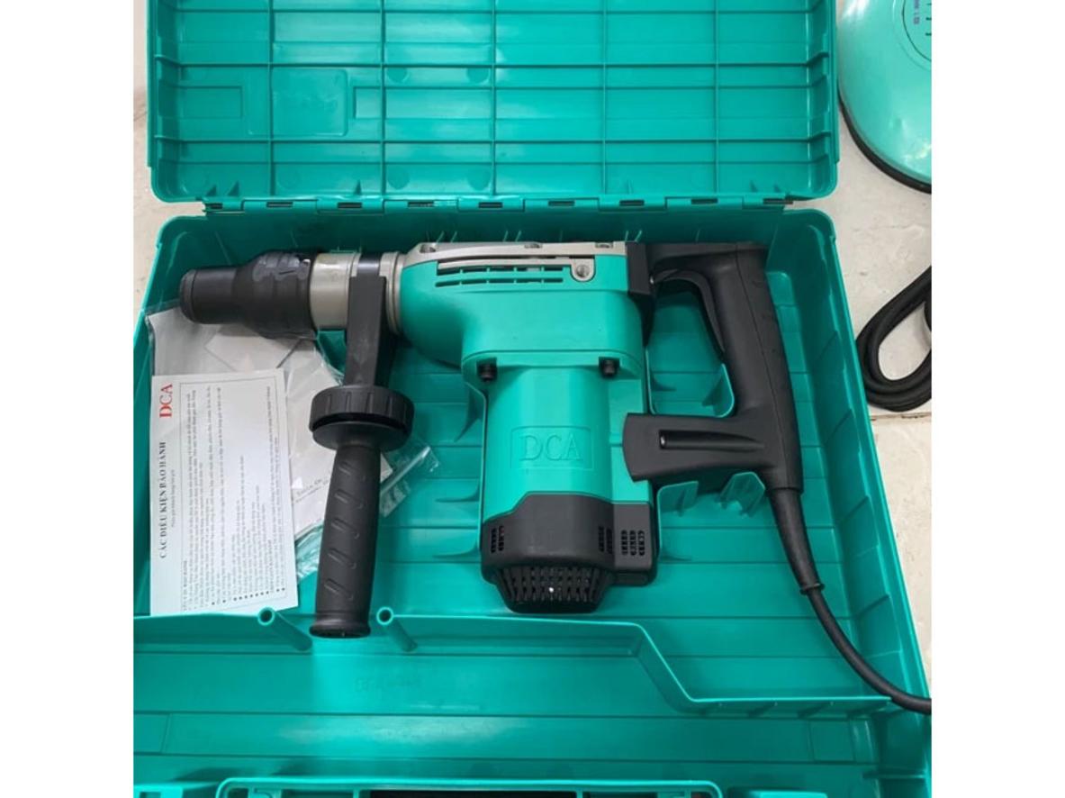 Công suất 1.100W và lực va đập 7.9J giúp xử lý bê tông cứng nhanh chóng.