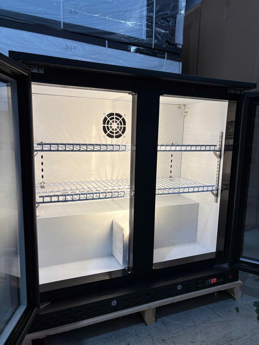 Cửa kính 2 lớp và đèn LED làm nổi bật đồ uống trong tủ