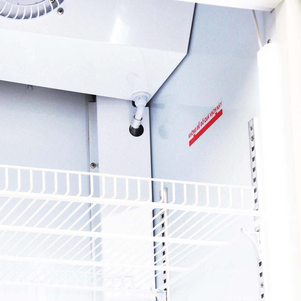 Cửa kính Low‑E giữ kính sáng và chống đọng sương cho trưng bày rõ nét.