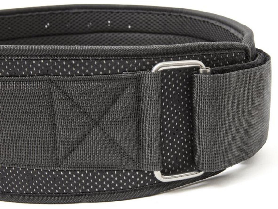 Kích thước và chất liệu phù hợp với vòng eo nhỏ.