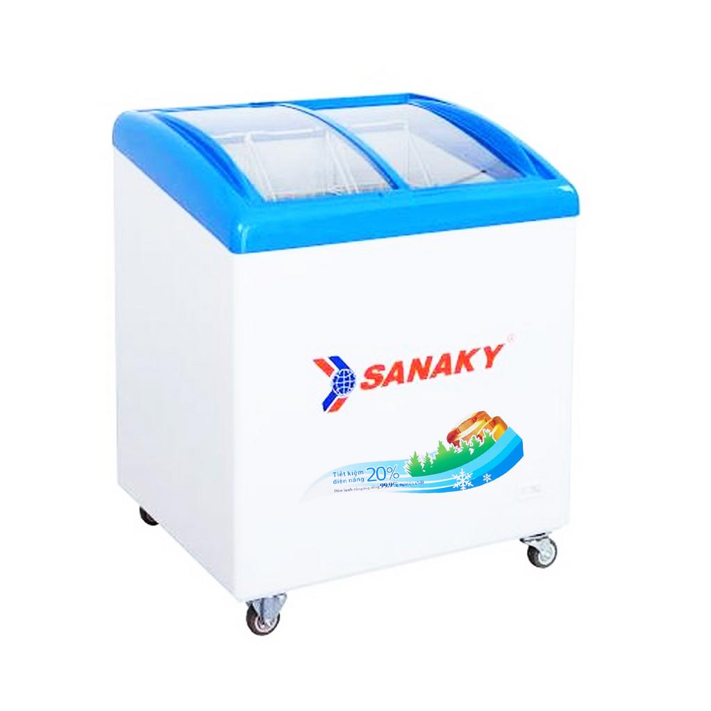 Cận cảnh dàn lạnh ống đồng của VH-2899K — làm lạnh sâu và ổn định mỗi ngày; minh họa sương đá bên trong ngăn đông để chứng minh hiệu quả làm lạnh; image style: close-up, high-detail; background: workshop setting; lighting: cool, crisp; color tone: blue-white; focal on copper coil; include slight frost effect.