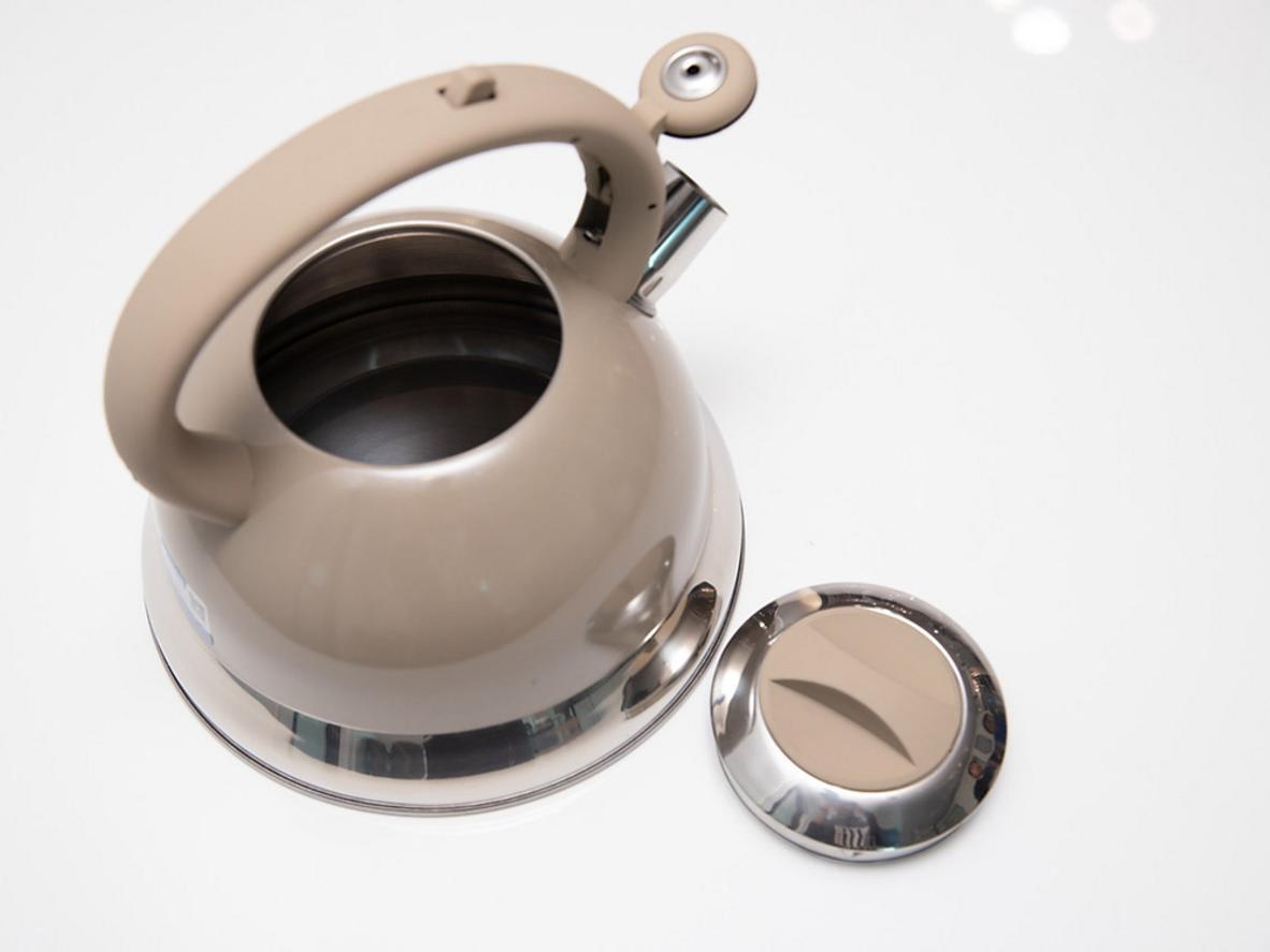 Đáy từ đa lớp tương thích mọi bếp, đun nhanh và đều.