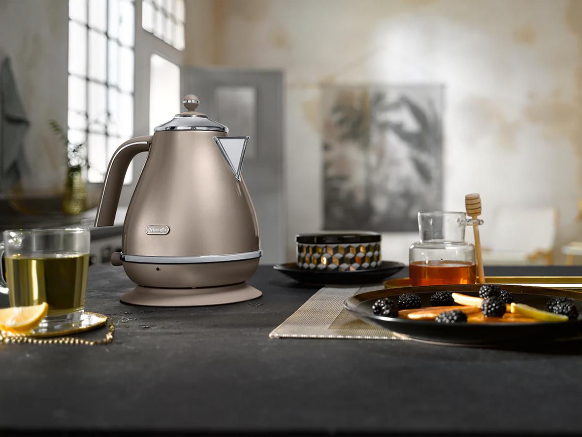 Đế xoay 360° không dây và miệng rót tiện lợi cho sử dụng hàng ngày.