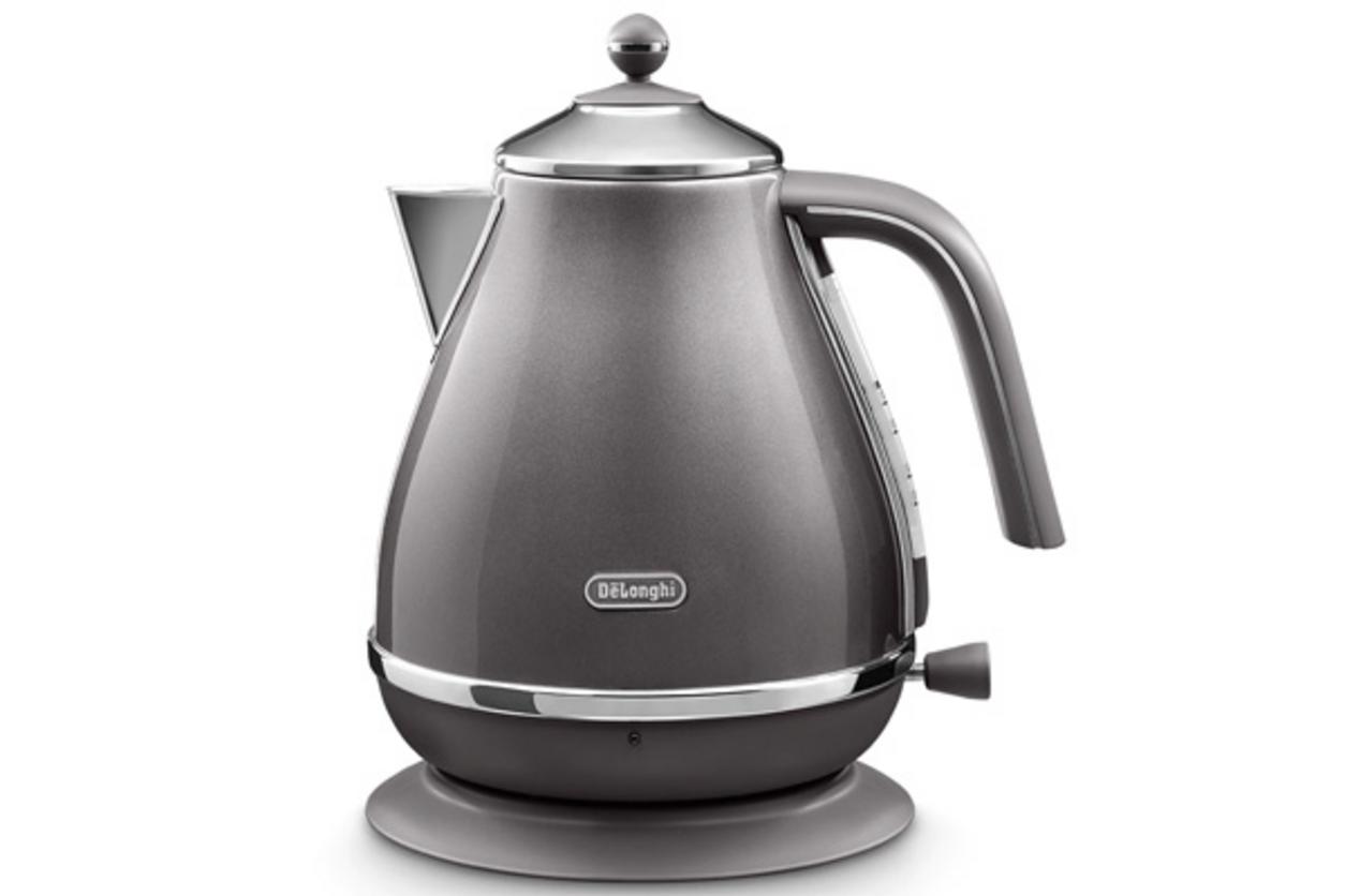 Ấm đun nước Delonghi KBOT2001.GY — thiết kế Icona Metallics, hoàn thiện kim loại xám ánh kim.