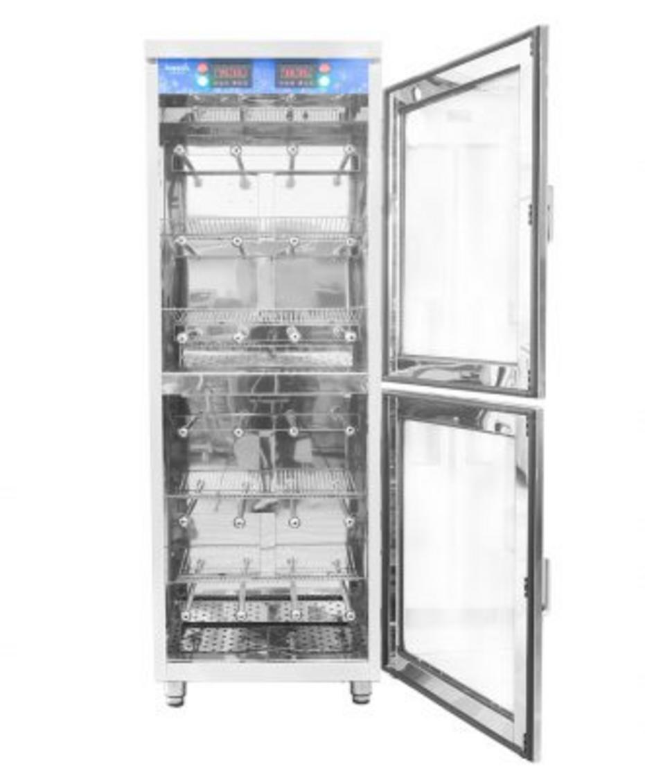 Đèn UV Sankyo (4 bóng) hoạt động bên trong tủ.