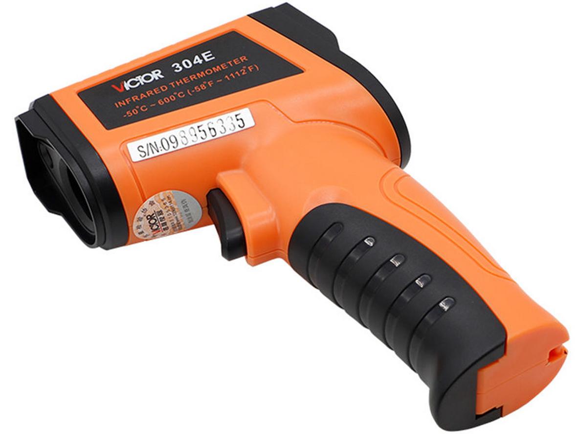 Cài emissivity phù hợp để có kết quả đo chính xác trên từng loại bề mặt.