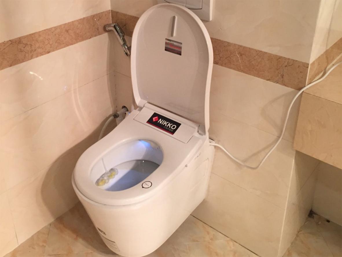 Nút xoay + remote & cảm biến — dùng dễ dàng cho mọi thành viên.