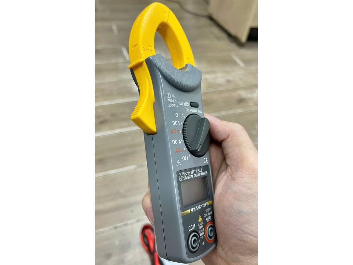 Dải đo Auto-ranging 40A/400A — phù hợp kiểm tra motor và hệ solar.