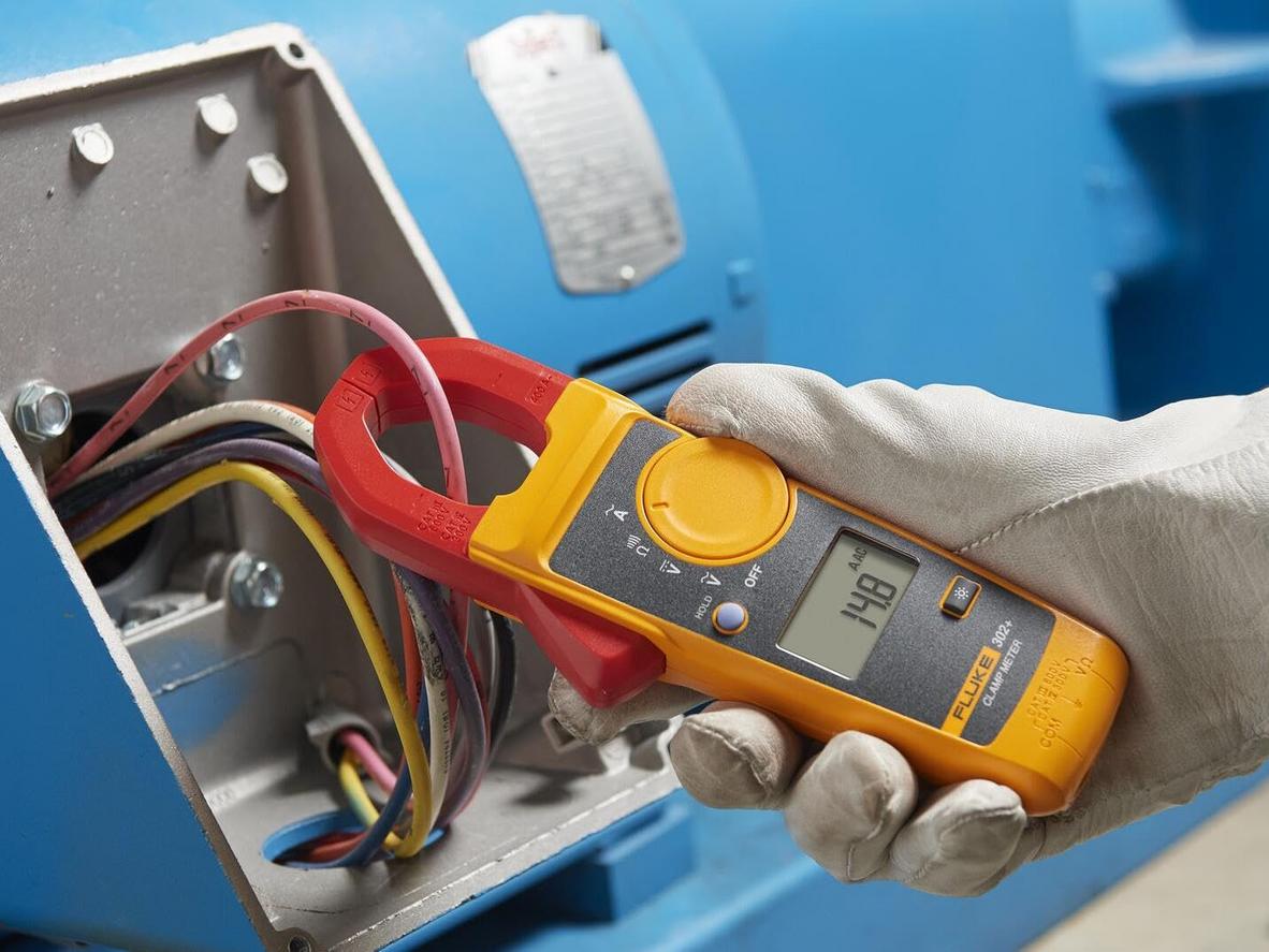 Kẹp 30 mm cho phép đo dây nguồn phổ biến trong tủ điện VN.