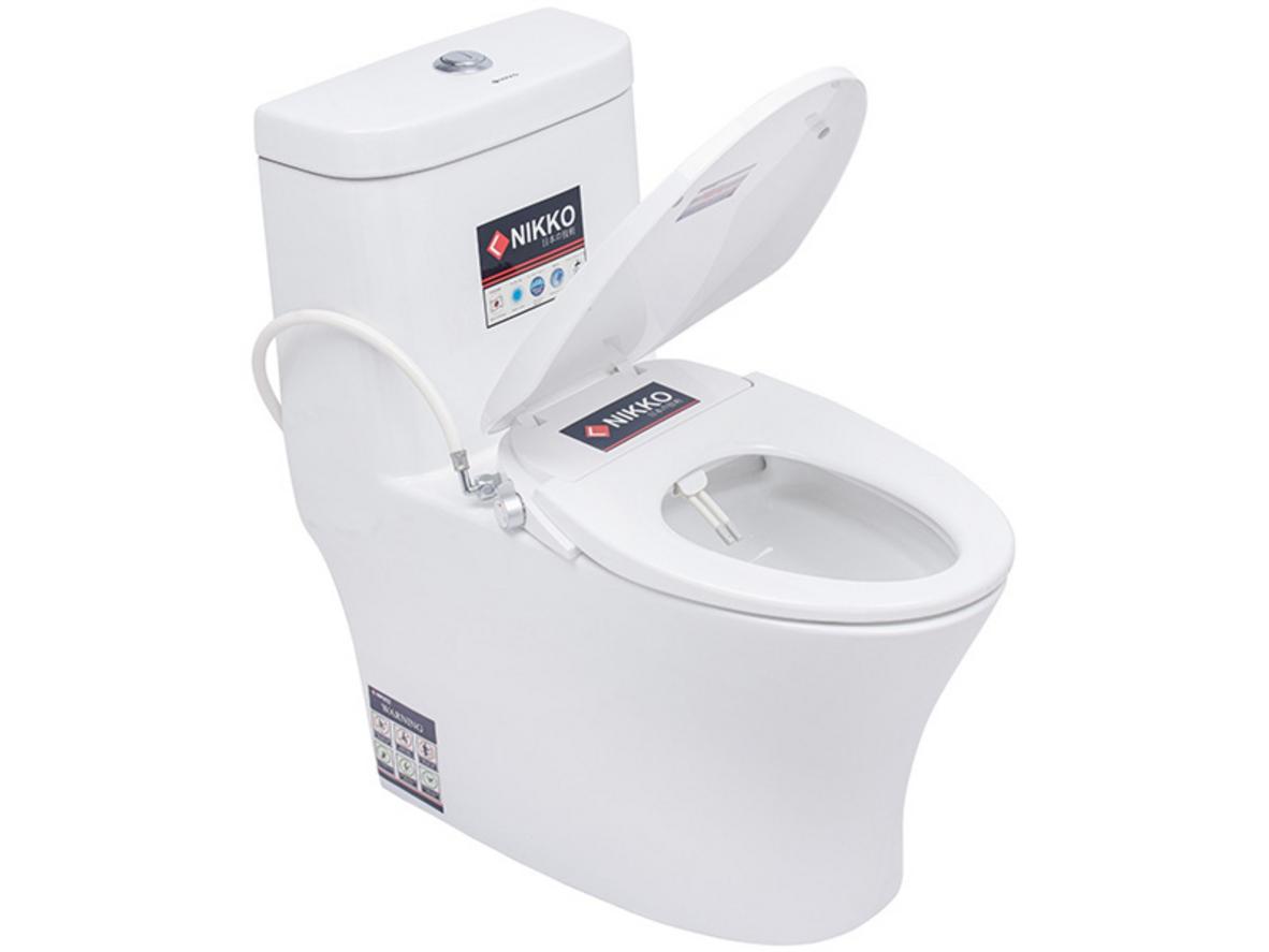 Cơ chế đóng êm và kích thước tương thích với bồn cầu gia đình.